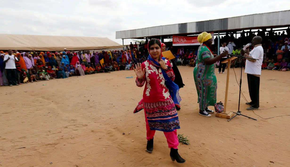 Malala Yousafzai menyapa awak media dalam kunjungannya di kamp pengungsian Dadaab, dekat perbatasan antara Kenya-Somalia, (12/7). Kunjungan Malala sekaligus merayakan ulang tahunnya yang ke-19. (REUTERS/Thomas Mukoya)