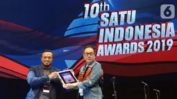 Presdir Astra Prijono Sugiarto bersama Co-Founder & CEO Inspigo Setyo Guritno seusai meluncurkan Podcast SATU Indonesia Awards di Jakarta, Jumat (4/10/2019). Malam penghargaan yang digelar pada IdeaFest 2019 mengangkat tema Age of Pride dan semangat #KebanggaanIndonesia. (Liputan.com/HO/Eko)