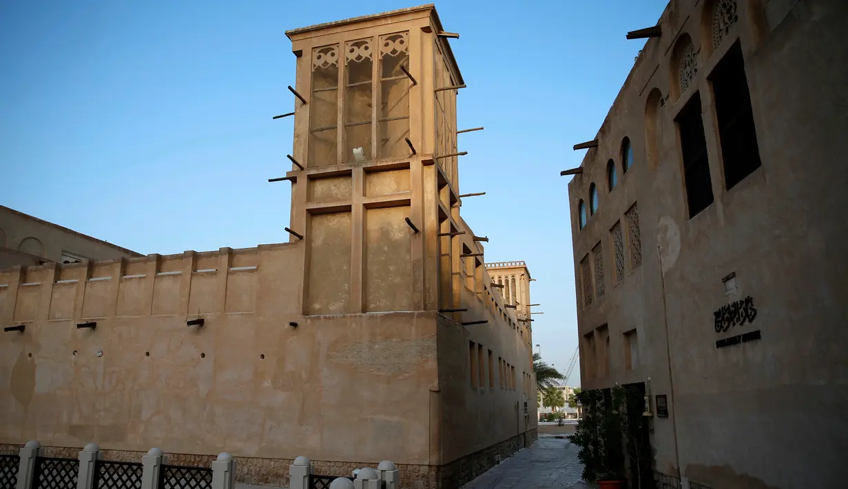 Bangunan-bangunan tua erlihat di Al Bastakiya, sebuah tempat bersejarah di Dubai, UAE 10 Maret 2016. Dubai menjaga keindahan bangunan-bangunan bersejarahnya agar tetap memiliki pesona yang luar biasa. (REUTERS/Ahmed Jadallah)