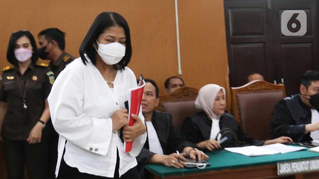 Tertunduk Lesu Putri Candrawathi Jalani Sidang Perdana