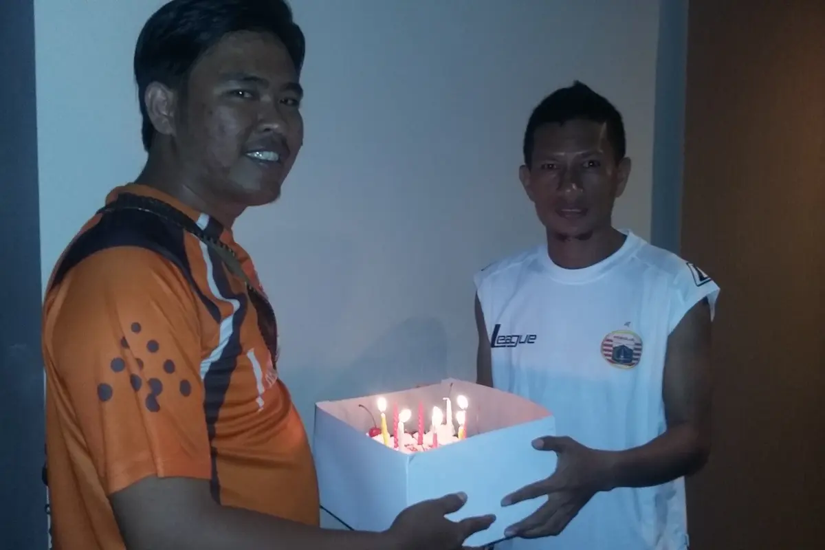 Ismed Sofyan dapat kue ulang tahun