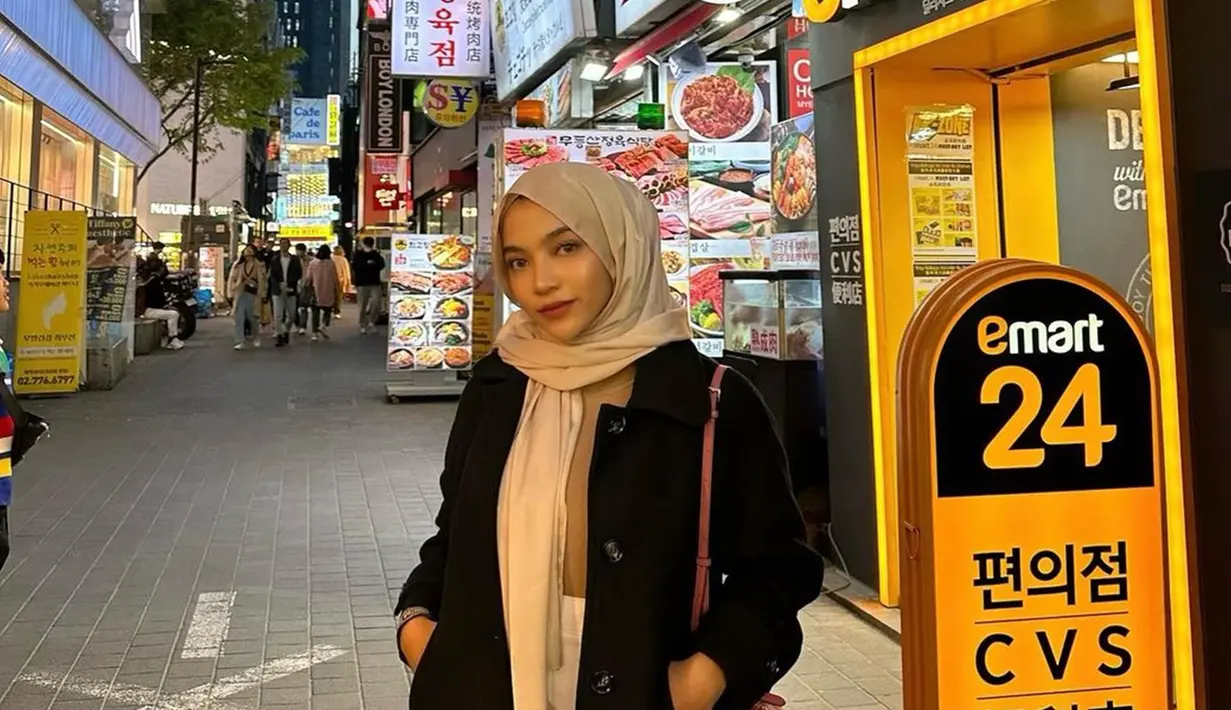 Namun, setelah meminta maaf ke masyarakat dan MUI, Oklin Fia tampak mengaktifkan kembali media sosialnya, termasuk Instagram. Namun, banyak foto yang telah lenyap dan hanya menyisakan beberapa foto saja. Di antaranya, momen saat ia berlibur di Korea Selatan. (Liputan6.com/IG/@oklinfia)