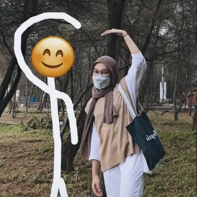6 Editan Foto Wanita Bareng ‘Kekasih’ Emoji Ini Kreatif Sekaligus Kocak