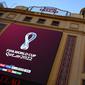 Logo resmi Piala Dunia FIFA Qatar 2022 diluncurkan di sebuah layar raksasa di Madrid pada Selasa (3/9/2019). Logo tersebut ditampilkan di ruang publik di Doha dan kota-kota besar seluruh dunia. (Photo by GABRIEL BOUYS / AFP)