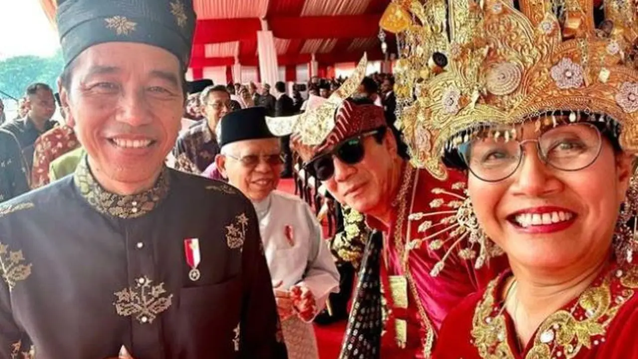 Menteri Keuangan Sri Mulyani swafoto bersama Presiden Joko Widodo (Jokowi) usai Upacara Hari Lahir Pancasila, Kamis (1/6/2023). (Foto: Instagram @smindrawati)