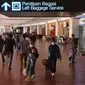 Sejumlah penumpang pesawat berjalan keluar dari Terminal 2 Bandara Soekarno Hatta, Tangerang, Banten, Selasa (18/5/2021). Berdasarkan data pengelola Bandara Soekarno Hatta pada hari pertama ascalarangan mudik, tercatat ada 76.942 pergerakan penumpang. (Liputan6.com/Angga Yuniar)