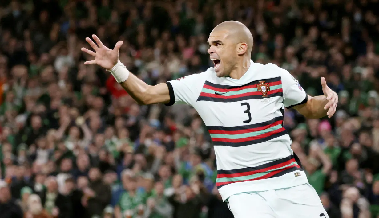 Ketangguhan bek berusia 39 tahun ini tak perlu diragukan lagi. Kemampuan membaca permainan dan tak kenal kompromi demi mengamankan pertahanan membuat Pepe dipanggil Timnas Portugal untuk berlaga di Piala Dunia 2022. (AP/Peter Morrison)