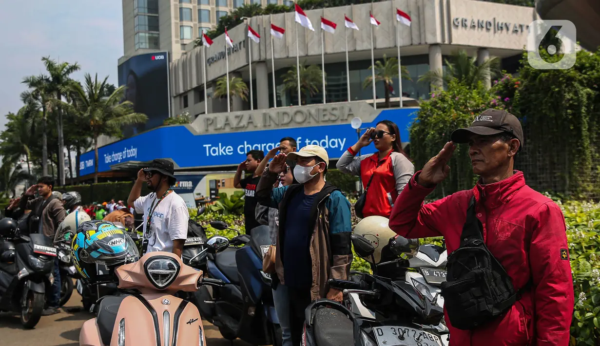 Beberapa warga terlihat menggunakan baju bernuansa hari kemerdekaan. (Liputan6.com/Angga Yuniar)
