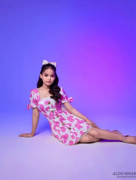 Penampilan Putri ini pun banjir pujian netizen. Dirinya tampil dengan makeup flawless serta tatanan rambut simpel nan menawan. (Liputan6.com/IG/@da4_putri03)