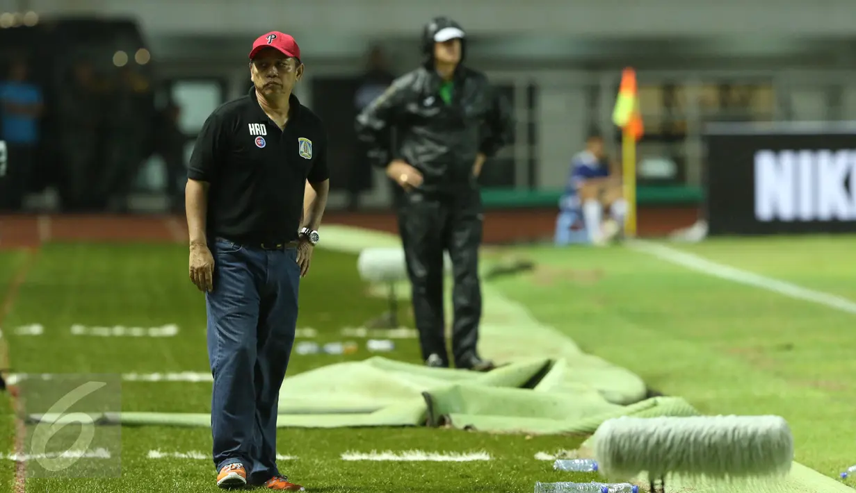 Asisten Pelatih Persiba Hariyadi meluapkan kekecewaan saat menyaksikan laga timnya melawan PS TNI dilanjutan Liga 1 Indonesia di Stadion Pakansari, Kab Bogor, Jumat (5/5). Laga kedua tim berakhir imbang 1-1. (Liputan6.com/Helmi Fithriansyah)