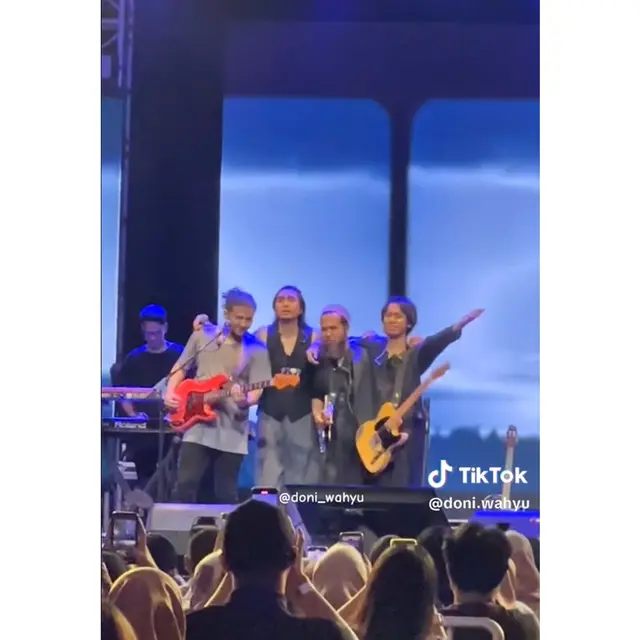 6 Momen Reuni Sheila On 7 Bareng Sakti di Konser Yogyakarta, Bikin Penonton Terharu