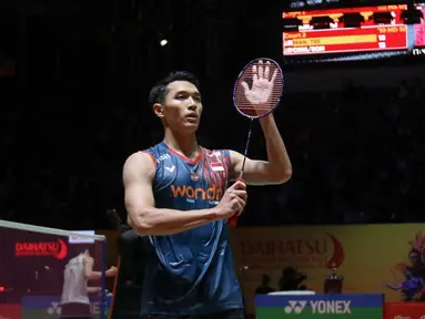 Tunggal putra Jonatan Christie saat melawan Wang Tzu-Wei (Chinnese Taipei) pada babak semifinal Daihatsu Indonesia Masters 2025 di Istora Gelora Bung Karno, Senayan, Jakarta, Sabtu (25/1/2025). (Liputan6.com/Herman Zakharia)