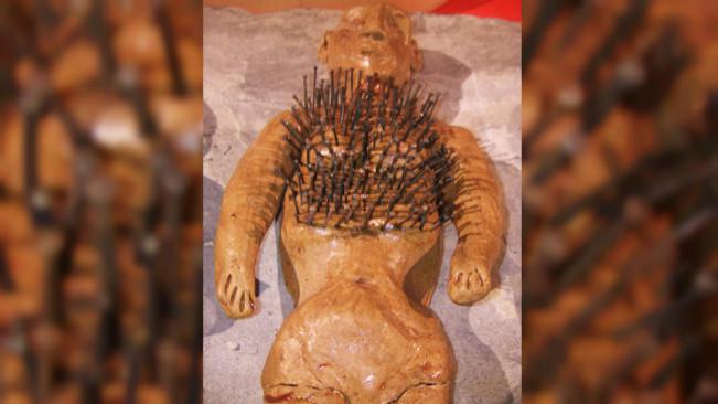 Boneka voodoo di Museum of Witchcraft. (Sumber Wikimedia Commons)