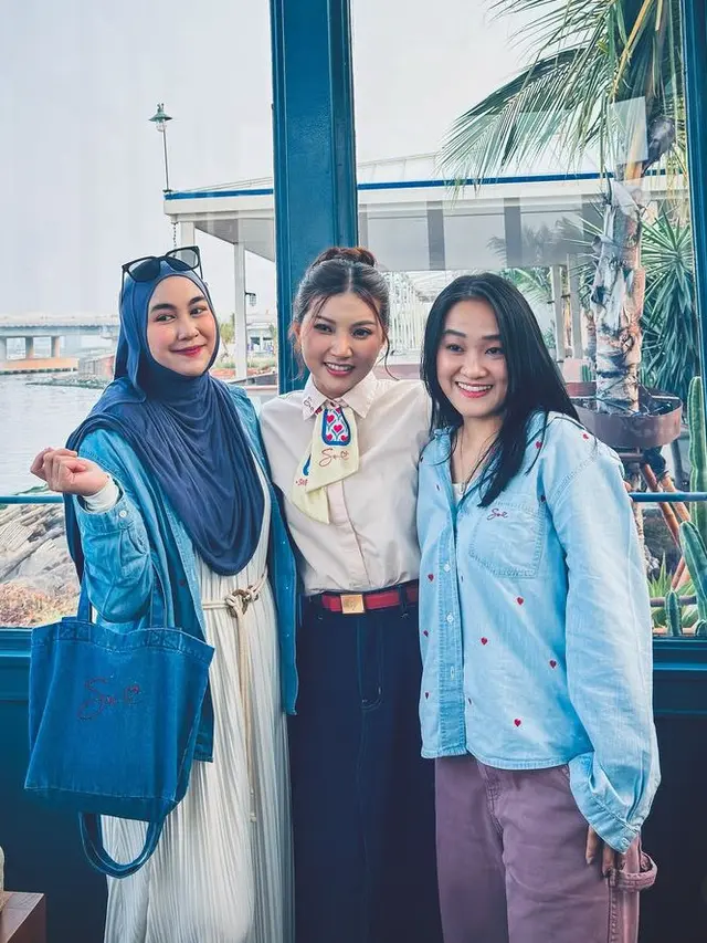 OOTD Selebritis Kenakan Pakaian dari Brand Sarwendah