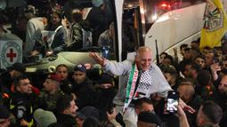 Suka cita menyelimuti suasana di Ramallah, Tepi Barat, ratusan warga gembira menyambut para tahanan Palestina tiba. (Ahmad GHARABLI/AFP)