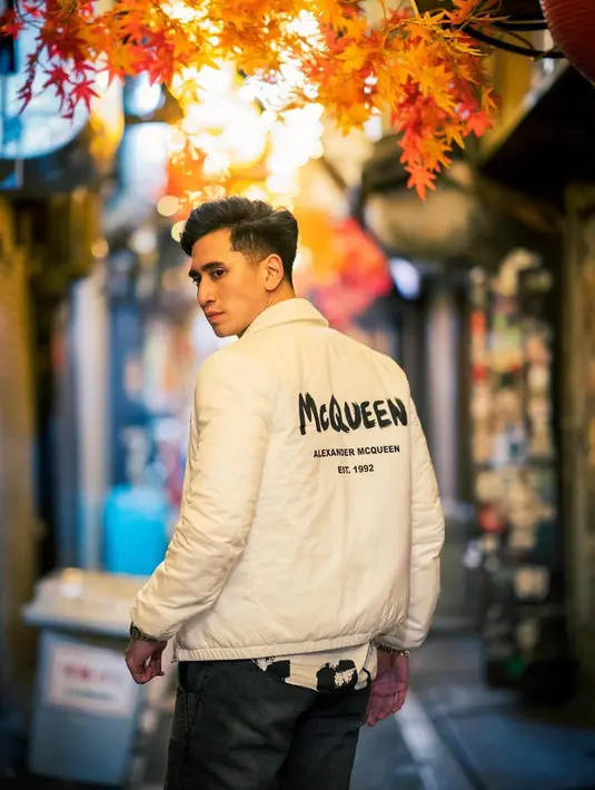 Verrell Bramasta memang selalu bergaya penampilan kece di berbagai momen. Seperti saat ia tampil keren di kawasan Shinjuku. Sayangnya pemotretan tersebut malah berujung tas Verrell hilang. (Liputan6.com/IG/bramastavrl)