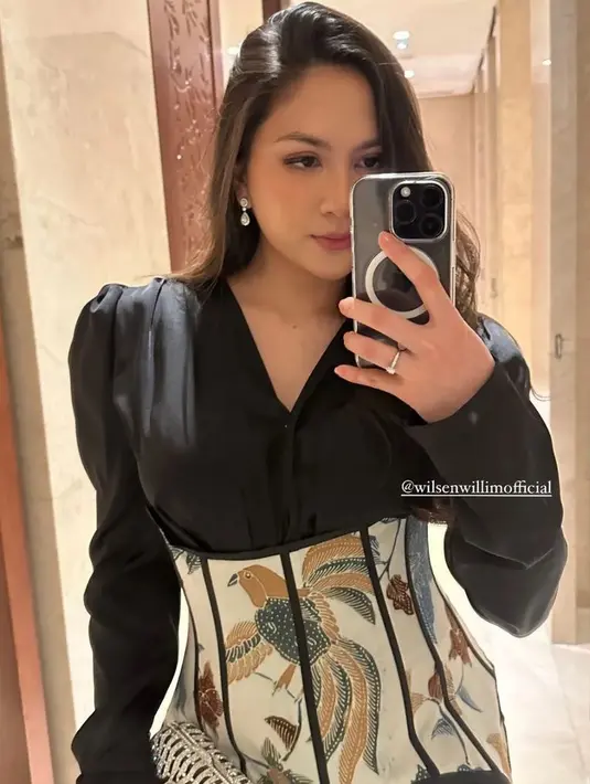 Pada penampilannya tersebut, Jessica Mila kali ini menyisipkan unsur wastra tanah air. Ia memilih memadukan dress hitamnya dengan korset batik dengan motif burung dari Wilsen Willim.  [@jscmila]