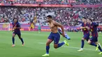 Pemain Barcelona, Ronald Araujo, melakukan selebrasi setelah mencetak gol ke gawang Girona pada laga pekan ke-9 La Liga 2025/2026 di Stadion Olimpic Lluis Companys, Sabtu (18/10) malam WIB. (AFP/Josep Lago)