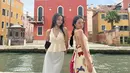 Dalam perjalanannya ke Venesia tersebut, ia ditemani oleh adiknya. Tampil kompak sebagai kakak beradik, keduanya banyak abadikan momen seru. Di Venesia, terkenal dengan wisata naik gondola yang melewati kanal-kanal airnya yang terkenal. (Liputan6.com/IG/@bebytsabina)