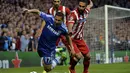 Penyerang Chelsea, Eden Hazard harus dijatuhkan pemain sayap kanan Atletico Madrid, Arda Turan (kanan) saat laga kedua semifinal Liga Champions di Stamford Bridge, London (1/5/2014). (REUTERS/Toby Melville)