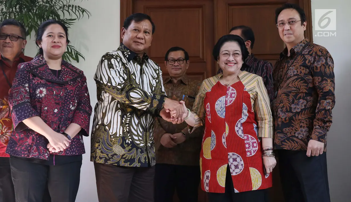 Ketua Umum Partai Gerindra Parbowo Subianto (dua kiri) menyalami Ketua Umum PDIP Megawati Soekarnoputri saat berkunjung ke kediaman Megawati di Jalan Teuku Umar, Jakarta, Rabu (24/7/2019). Tidak ada pernyataan yang disampaikan Prabowo maupun Megawati. (Liputan6.com/Helmi Fithriansyah)