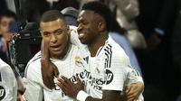 Pemain Real Madrid, Vinicius Junior (kanan) merayakan gol bersama Kylian Mbappe dalam laga lanjutan Liga Spanyol 2024/2025 melawan Girona di Santiago Bernabeu Stadium, Madrid, Minggu (23/02/2025) waktu setempat. (AFP/Pierre-Philippe Marcou)