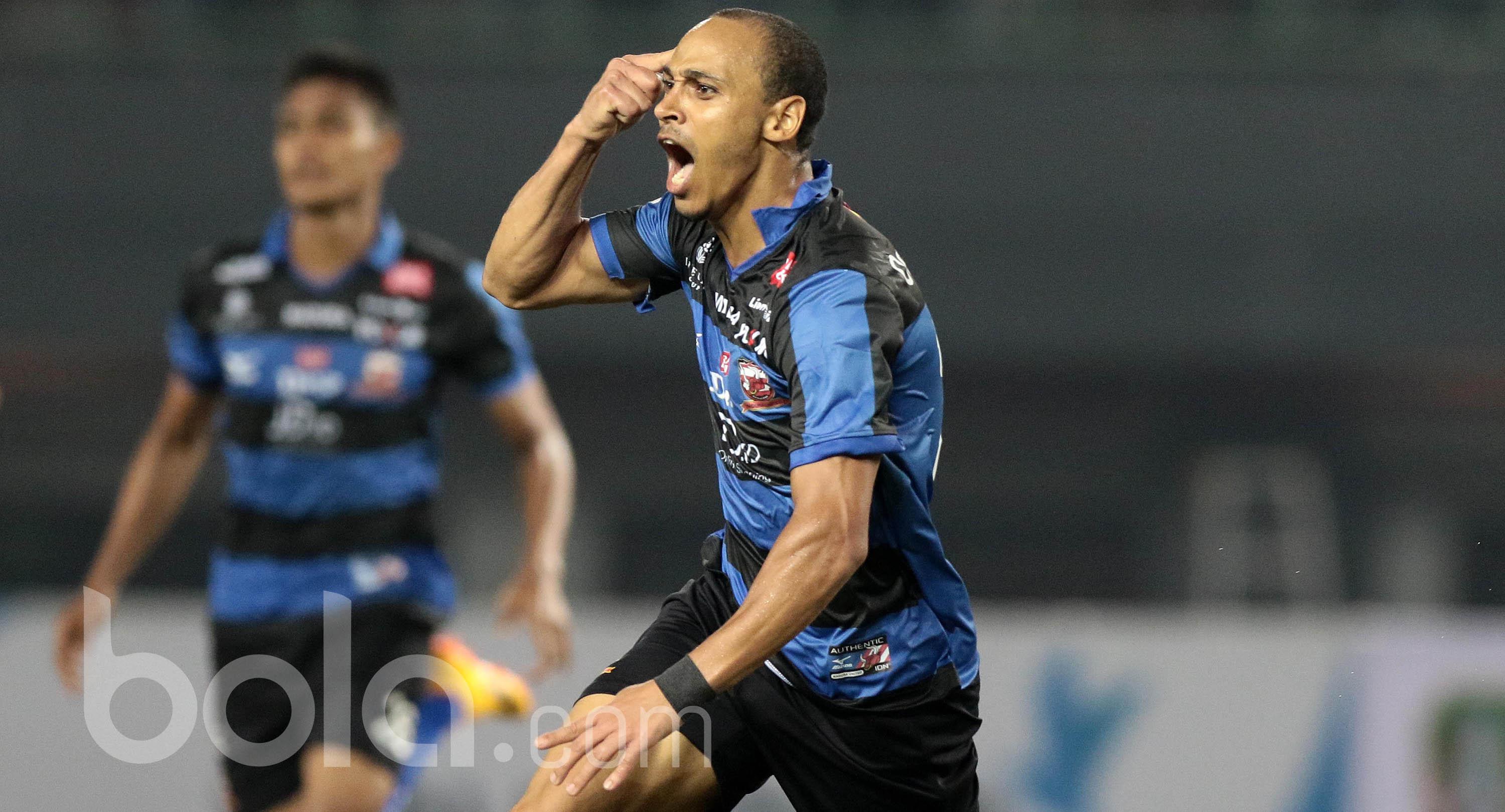 Pemain Madura United, Peter Odemwingie saat berlaga melawan Persija Jakarta pada Liga 1 2017 di Stadion Patriot, Bekasi (4/5/2017). Madura United menang 1-0. (Bola.com/Nicklas Hanoatubun)