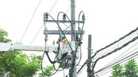 Perbaikan listrik tanpa pemadaman di Pasuruan. (Dian Kurniawan/Liputan6.com)