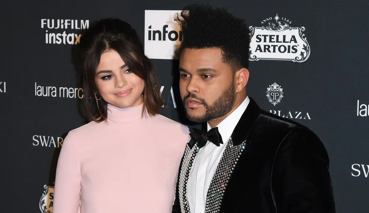 Pasangan selebriti, Selena Gomez dan The Weeknd menghadiri acara New York Fashion Week untuk Harper's Bazaar di New York City, 8 September 2017. Pasangan ini terlihat begitu manis dan mesra saat berpose di atas red carpet. (AFP PHOTO / ANGELA WEISS)