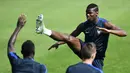 Paul Pogba tengah melakukan pemanasan pada sesi latihan bersama timnas Prancis sebelum laga Final Piala Eropa 2016 melawan Portugal di Clairefontaine-en-Yvelines, Paris, (9/7/2016). (AFP/Franck Fife)
