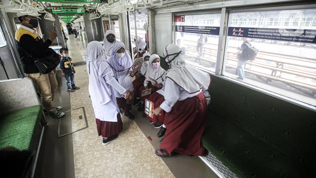 Antusiasme Siswa SD Naik Kereta di Hari Anak Nasional