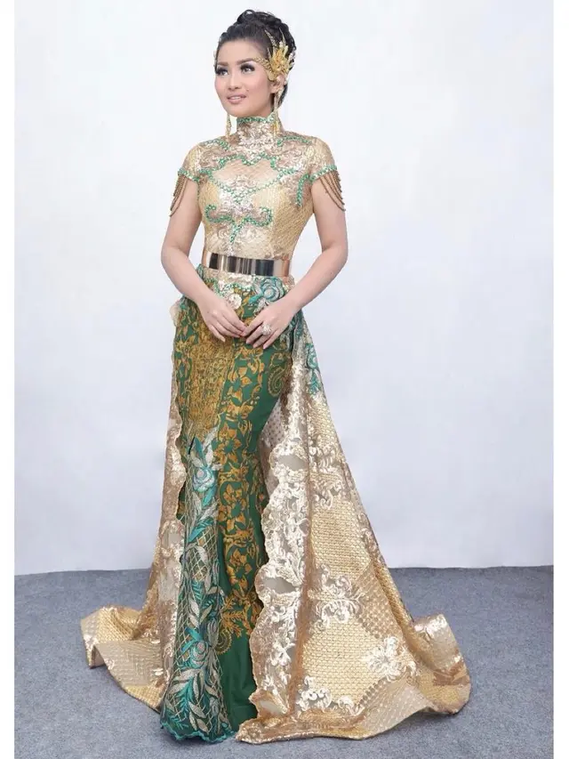 7 Gaya Fitri Carlina saat Pakai Kebaya, Tampil Menawan