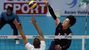 Pemain Timnas voli putra Korea Selatan, Huichae Song melakukan smes saat melawan Kazakhstan di Semifinal Kejuaraan Voli Asia 2017 di GOR Tri Dharma, Gresik, Senin (31/7). Kazakhstan unggul 3-2. (Liputan6.com/Helmi Fithriansyah)