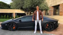 Cristiano Ronaldo pamer mobil Lamborghini Aventador miliknya. (www.instagram.com/cristiano)