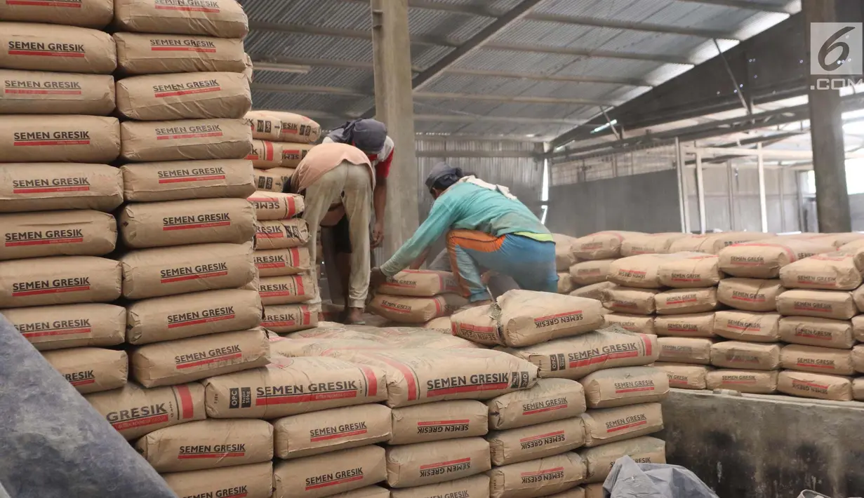 Pekerja tengah memindahkan semen yang akan dijual di Jakarta Barat, Kamis (19/4). Penopangnya adalah konsumsi semen bulan Maret yang mencapai 5,21 juta ton atau naik 3,4% yoy. (Liputan6.com/Angga Yuniar)