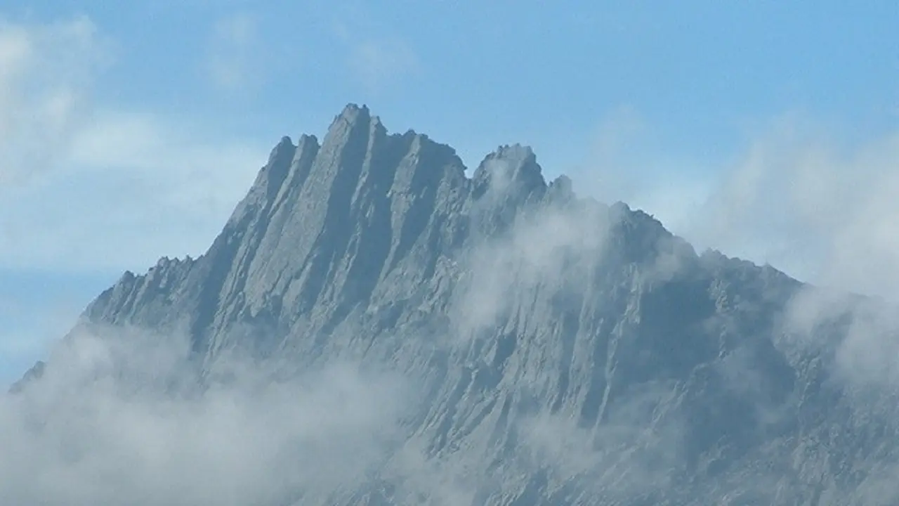 Puncak Jaya di Taman Nasional Lorentz
