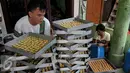Kue yang telah dioleskan mentega siap untuk dipanggang, Jakarta, Rabu (8/7/2015). Menjelang Hari Raya Idul Fitri permintaan kue kering mengalami lonjakan hingga 100 persen dibandingkan dengan hari biasa. (Liputan6.com/JohanTallo)