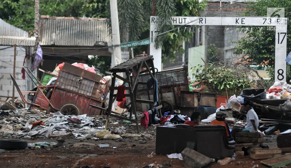 Sejumlah pemulung saat beristirahat di kolong jalan Tol Becakayu di kawasan Kalimalang, Rabu (10/4). Minimnya pengawasan dan penertiban pemerintah ditambah adanya tempat pembuangan sampah menyebabkan kolong Tol Becakayu di kawasan tersebut dipenuhi oleh pemulung. (merdeka.com/Iqbal S. Nugroho)