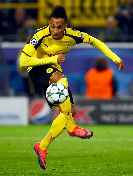 Penyerang Dortmund, Pierre-Emerick Aubameyang berusaha mengontrol bola saat berhadapan dengan  Legia Warszawa di Grup F Liga Champiosn di Signal Iduna Park, Jerman (23/11). Dortmund menang telak atas Legia dengan skor 8-4. (REUTERS/Wolfgang Rattay)