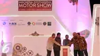 Wakil Presiden, Jusuf Kalla (tengah) bersama dua menteri menekan tombol tanda dibukanya Indonesia Internasional Motor Show (IIMS) 2017 di Jakarta, Kamis (27/4). IIMS 2017 akan berlangsung hingga 7 Mei 2017. (Liputan6.com/Helmi Fithriansyah)