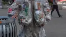 Rob Greenfield dengan tempat sampah plastik yang tertempel di tubuhnya di New York, AS, 4 September 2016. Hingga hari ke-14, sudah terkumpul sekitar 13,6 kg sampah dan diperkirakan akan terkumpul sekitar 61 kg pada hari ke-30.  (AFP Photo/Bryan R. Smith)