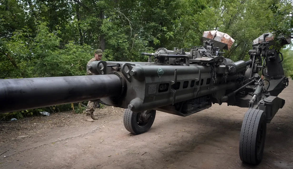 Tentara Ukraina memindahkan howitzer M777 yang dipasok Amerika Serikat (AS) ke posisi untuk menembaki posisi Rusia di wilayah Donbas, Ukraina, 18 Juni 2022. (AP Photo/Efrem Lukatsky)