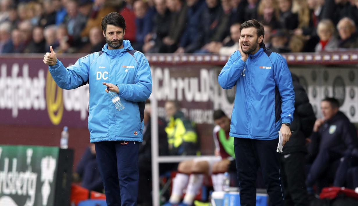 Pelatih Lincoln City, Danny Cowley (kiri) dan Nicky Cowley mebuat sejarah di Piala FA karena The Imps, julukan Lincoln City, menjadi tim non-liga pertama yang menembus delapan besar Piala FA sejak 103 tahun terakhir. (Martin Rickett/PA via AP)