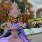 Peserta mengikuti Gorontalo Karnaval Karawo di lapangan Taruna Remaja, Kota Gorontalo, Sabtu (20/10). Agenda tahunan ini digelar untuk promosi dan peningkatan ekonomi perajin kain Karawo sebagai sulaman khas Gorontalo (Liputan6.com/Rahmad Arfandi Ibrahim)