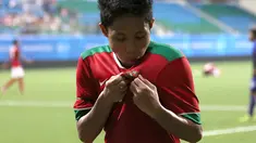 Ekspresi Evan Dimas Darmono setelah mencetak gol keenam Indonesia U-23 ke gawang Kamboja U-23 dalam babak penyisihan Grup A SEA Games 2015 di Stadion Jalan Besar, Singapura (6/6). Indonesia menang 6-1 dalam pertandingan tersebut. (Bola.com/Arief Bagus)