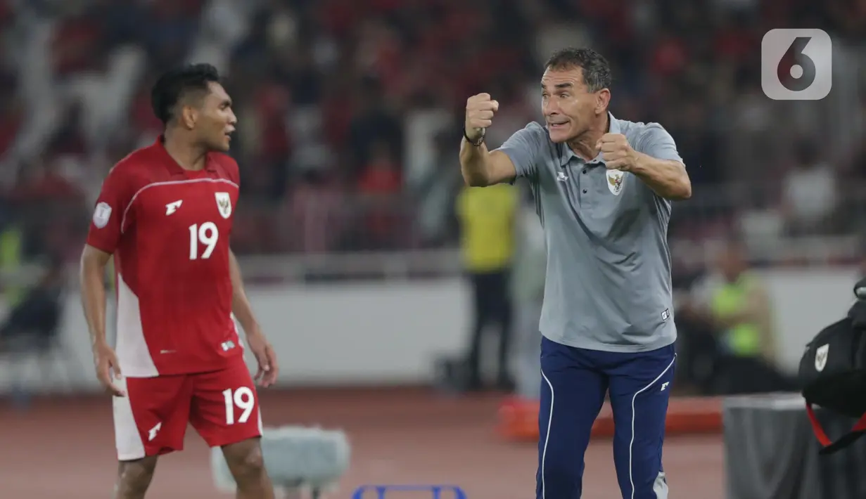Kalah 0-1, pelatih Gerald Vanenburg memasukkan Muhammad Ferarri, Brandon Scheunemann, dan Alfharezzie Buffon. (Liputan6.com/Helmi Fithriansyah)