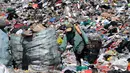 Sebelumnya, pada Kamis 16 April 2026, ratusan orang dari Forum Swakelola Sampah Bali (SSB) menggelar aksi damai dengan membawa armada pengangkut sampah ke depan Kantor Gubernur Bali dan Pusat Pengendalian Lingkungan Hidup (PPLH) Bali Nusra. Tampak dalam foto, seorang pria mengumpulkan sampah di Tempat Pembuangan Akhir (TPA) Suwung, Denpasar, Bali, pada Jumat 17 April 2026. (SONNY TUMBELAKA/AFP)
