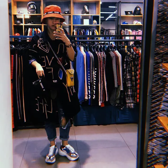 Kerap Tampil Boyish, Ini 6 Gaya OOTD Ria SW yang Curi Perhatian