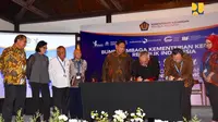 Menkeu Sri Mulyani, Menteri PUPR Basuki Hadimuljono, dan Menteri Kominfo Rudiantara menyaksikan penandatanganan perjanjian dukungan pembiayaan dan penjaminan sejumlah proyek infrastruktur dengan skema KPBU. (Dok Kementerian PUPR)