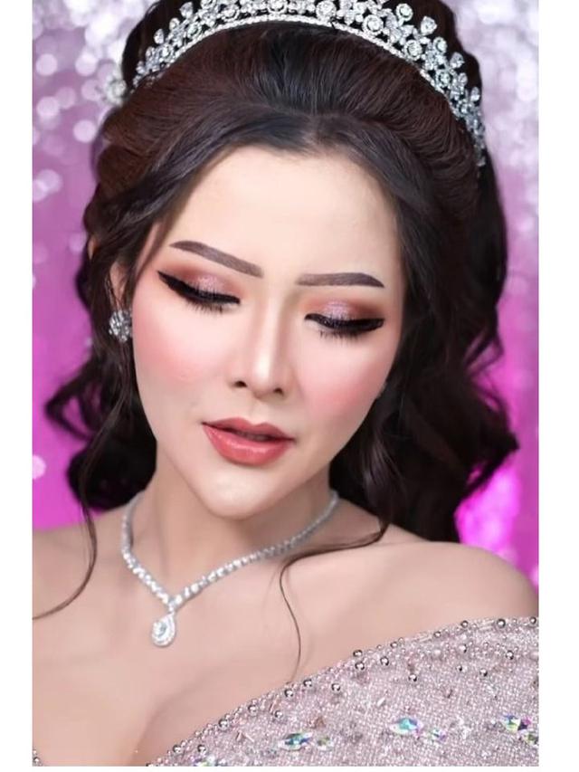 6 Potret Detail Penampilan Bella Bonita Istri Denny Caknan saat Resepsi, Jadi Sorotan